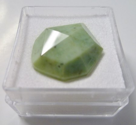 Transvaal-Jade (Praetorianite, Massive Green Garnet) Fantasieschliff .JPG