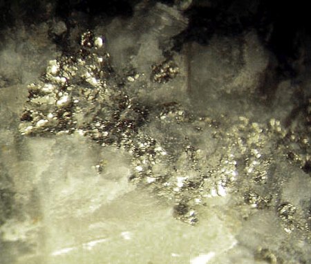 _Glasberg_Nieder-Beerbach_Odenwald_Hessen_2.7.11_EF vermut. Arsenopyrit MM auf Großstufe Gabbro_Peter.jpg