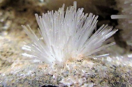Natrolith Zeilberg,Maroldsweisach.JPG