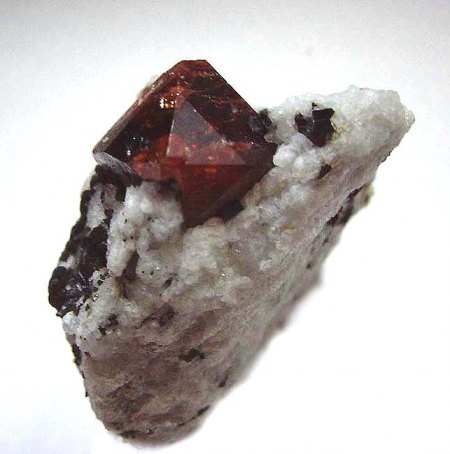 Hyazinth_Edler Zirkon_in Quarz-Syenit_Nuristan_Afghanistan_Peter.jpg