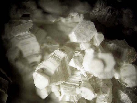 Doyleit auf Weloganit_Francon Quarry_Montreal_Quebec_Kanada_1_Peter.JPG