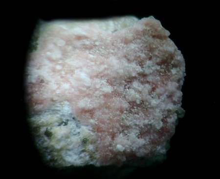 _Manganoblödit xx_MM_BB 3 mm_rosa_Fermiit grün_Blue Lizard Mine_Red Canyon_White Canyon Distr._San Juan Co._Utah_USA_Peter.JPG