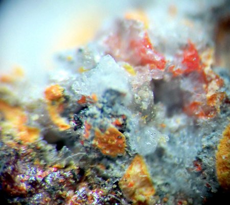 _Lanmuchangit xx_MM_BB 3 mm_farblos in Hohlraum_Realgar u.a._Allchar_Rozden_Kavadarci_Mazedonien_Peter_1b.JPG