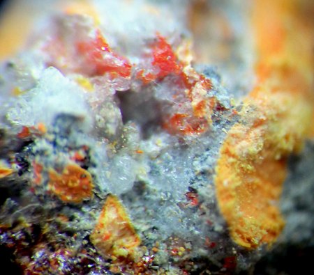 _Lanmuchangit xx_MM_BB 3 mm_farblos in Hohlraum_Realgar u.a._Allchar_Rozden_Kavadarci_Mazedonien_Peter_1a.JPG