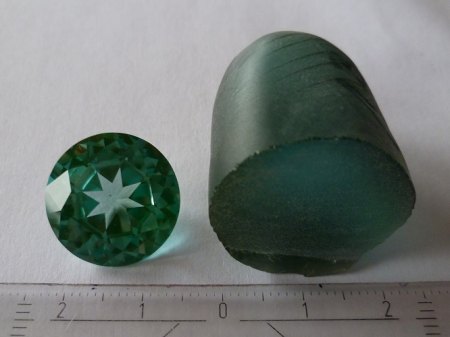 synthetisch Spinell grün (Erinit) nach Verneuil rd. fac. 18,00 mm aus Verneuilrohbirne.JPG