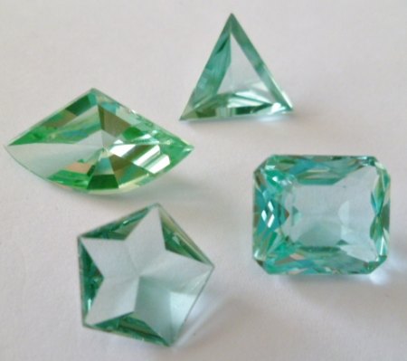 synthetisch Spinell grün Erinit (2).JPG