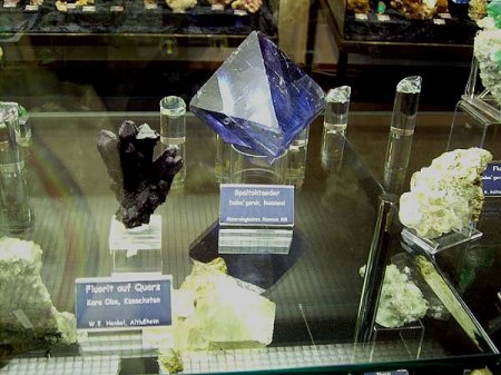 _Marburger Mineralienmuseum_Sonderausstellung Fluorit_21.3.09_Peter_25_Spaltoktaeder Dalnegorsk.JPG