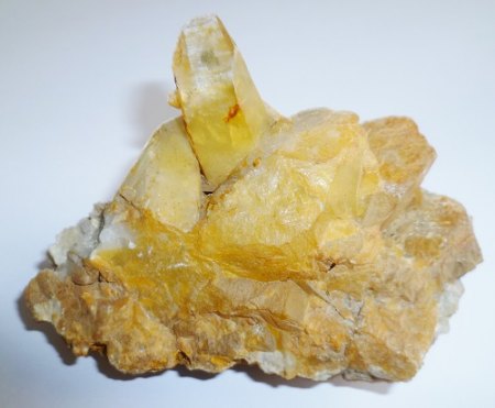 Bergkristall Gastein eisenoxidgefärbt durch ein in der Nähe befindliches entsprechendes Mineral.JPG