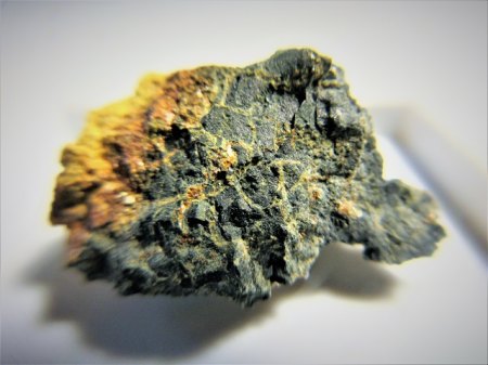 Abernathyit in Pechblende St. Margarethe,Breitenbrunn,Erzgebirge.JPG