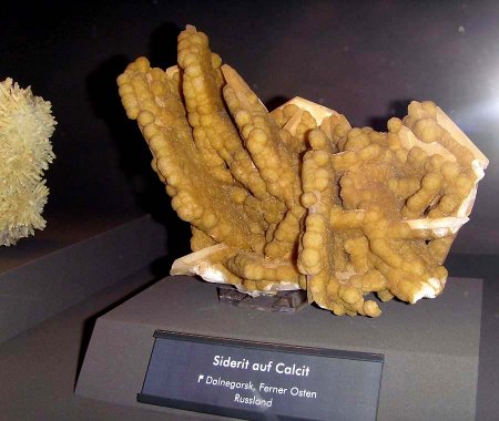 _terra mineralia_Siderit auf Calcit_Dalnegorsk_Ferner Osten_Russland_Peter_16.10.10.JPG