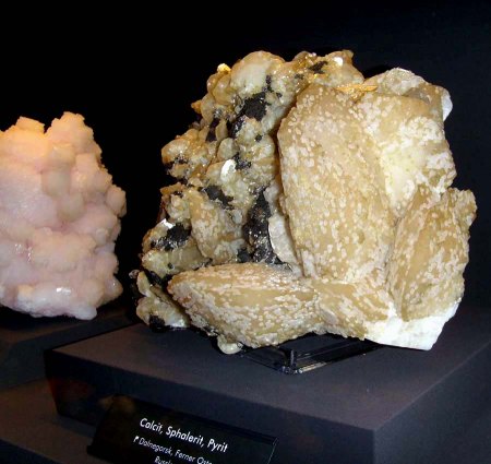 _terra mineralia_Calcit Sphalerit Pyrit_Dalnegorsk_Ferner Osten_Russland_Peter_16.10.10.JPG