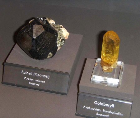 _terra mineralia_Pleonast_Aldan_Jakutien u. Goldberyll_Transbaikalien_Russland_Peter_16.10.10.JPG