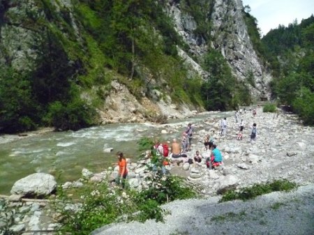 Steine suchen in der Kundler Klamm.JPG