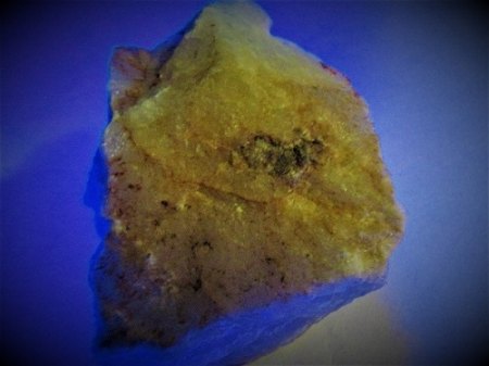 Eukryptit Bikita,Zimbabwe Aufnahme in UV-KW.JPG