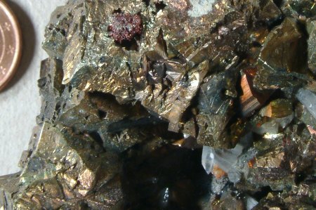 Detail Kupferkies auf Quarz