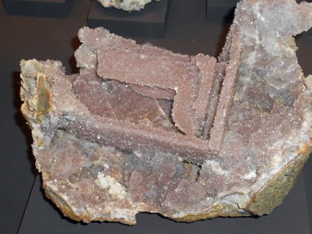 Pseudomorphose Quarz nach Baryt Quarzazate,Marokko.jpg