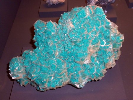 Dioptas auf Calcit TsumebRSCN6320.jpg