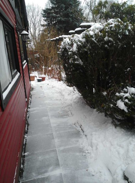 Weg am Haus zum Garten