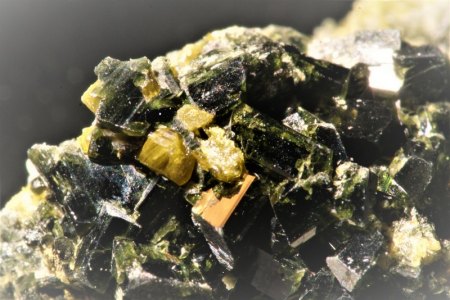 Calcit,Periklin auf Turmalinkristalle