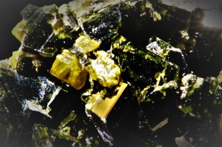 Calcit,Periklin auf Turmalinkristalle