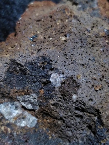 Unbekanntes transparentes Mineral in vulkanischem Gestein