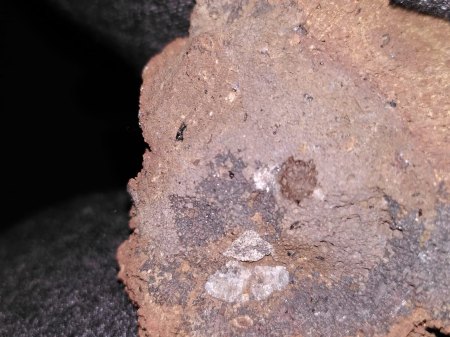 Unbekanntes transparentes Mineral in vulkanischem Gestein