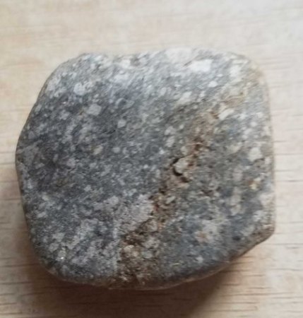 flache Seite mit braunem Strich