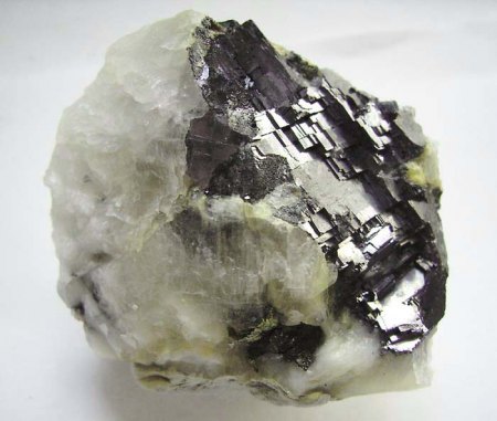 _Kryolith_Galenit Spaltflächen_Quarz_HS Vorderseite_Ivigtut_Grönland_Peter.JPG
