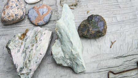 Ein Teil meiner Ausbeute vom Monte Beigua Gebiet, Brekzien, Serpentinite und anderes noch Unbestimmtes