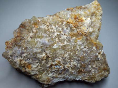 Fluorit mit aufgwachsenen Baryt