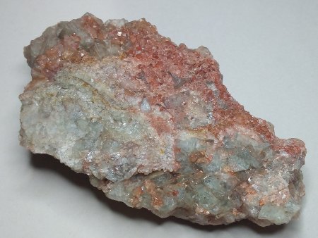 bläulicher Fluorit mit Eisenkieselquarz
