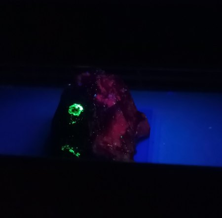 Pegmatit mit Meta-Autunit UV