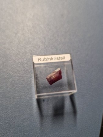 Rubinkristall (Madagaskar)_Kunstlicht