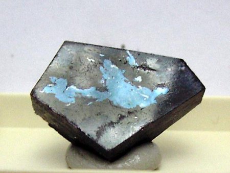 _Hedleyit zinnweiß_Löllingit blaugrau_Erzanschliffe auf künstl. Matrix_KS-Format_Luppikko Mine_Pitkjaranta_Karelien_Russland_Peter.jpg