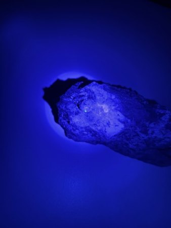 Fluoreszierendes Mineral