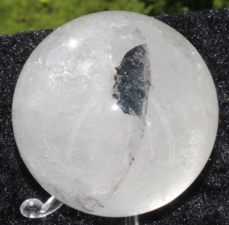 Kristallkugel mit schwarzen Iklusionen