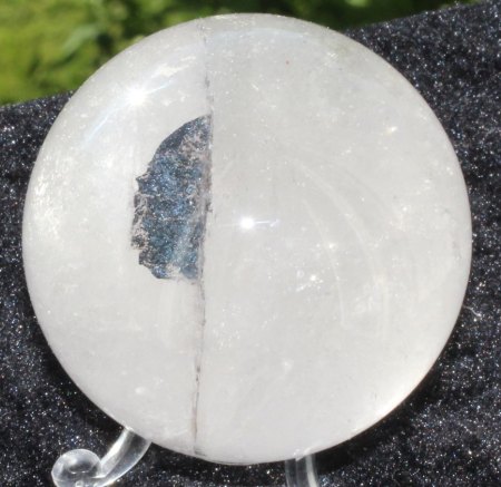 Kristallkugel mit schwarzen Iklusionen