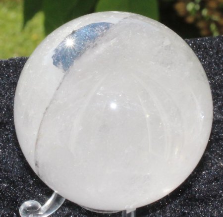 Kristallkugel mit schwarzen Iklusionen