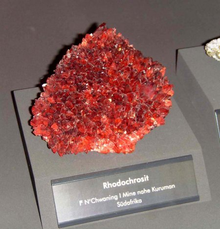 _terra mineralia_Rhodochrosit_NChwaning I Mine Kuruman Südafrika_Peter_16.10.10.JPG