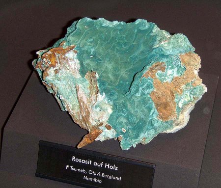 _terra mineralia_Rosasit auf Holz_Tsumeb_Namibia_Peter_16.10.10.JPG