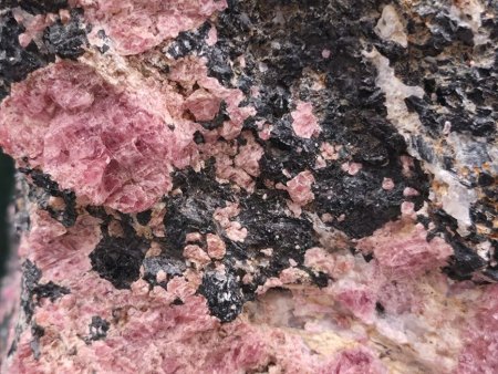 Binghamit und seine steinigen Mitbewohner