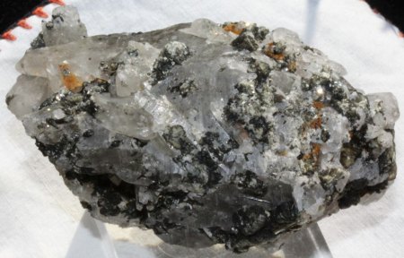 Binghamit und seine steinigen Mitbewohner