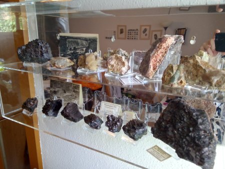 Sammlervitrine mit Stufen aus dem Plauenscher Grund (teils selbstgefunden)