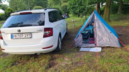 Auto und Zelt