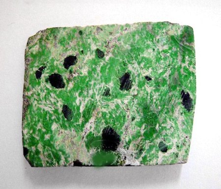 Teilanschliffe sowie facettierte, getrommelte, und/oder polierte Edelsteine u.a. Steine