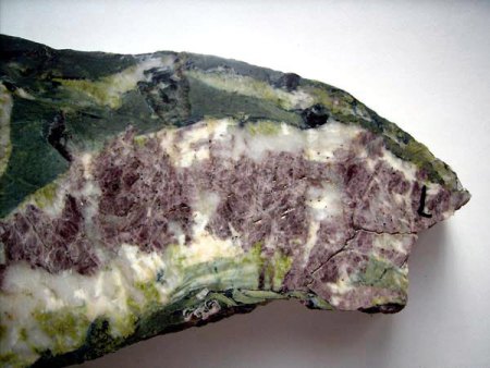 Teilanschliffe sowie facettierte, getrommelte, und/oder polierte Edelsteine u.a. Steine