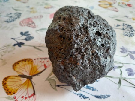 Schwarzes Gestein im Wald gefunden