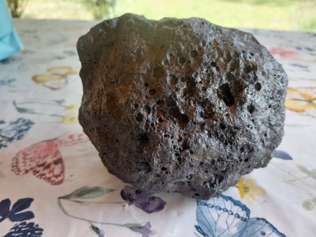 Schwarzes Gestein im Wald gefunden