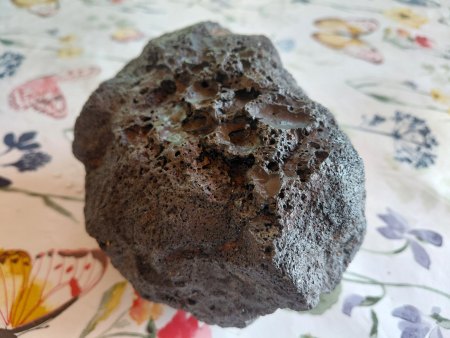 Schwarzes Gestein im Wald gefunden