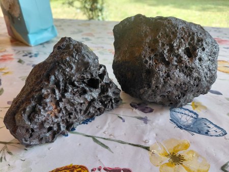 Schwarzes Gestein im Wald gefunden